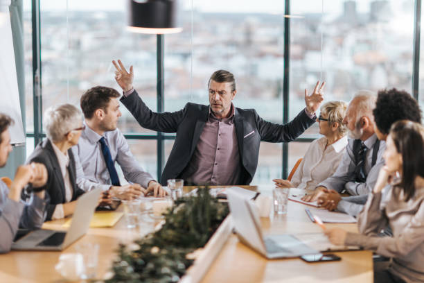 il ceo frustrato è arrabbiato con i suoi colleghi durante un incontro in ufficio. - ceo serious board room manager foto e immagini stock