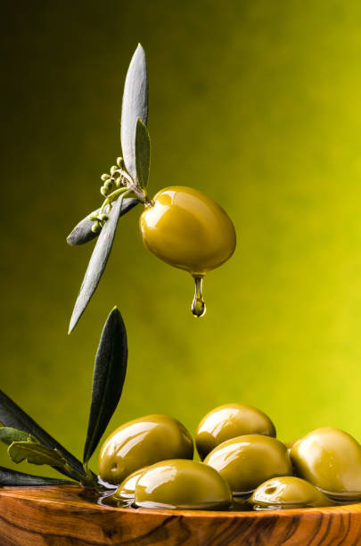 extra-virgin olive oil with green olives - virgin olive oil imagens e fotografias de stock
