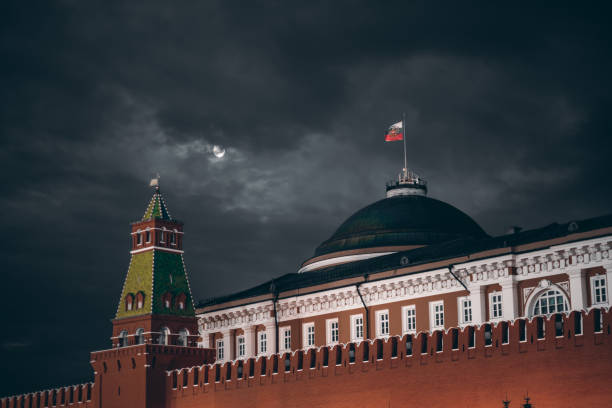 темный ночной снимок российского кремля: купол сената, башня, стена - кремль стоковые фото и изображения