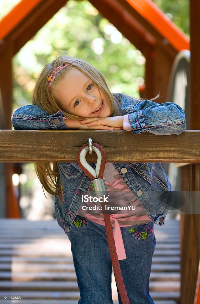 Petite fille sur l'aire de jeux - Photo de Aire de jeux libre de droits