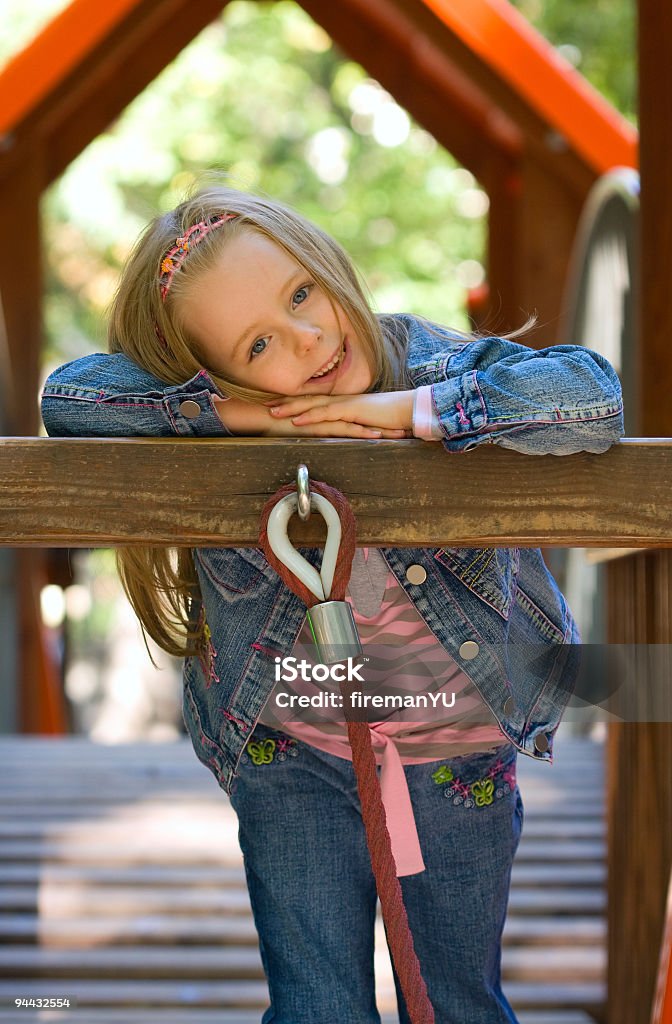 Bambina nel parco giochi - Foto stock royalty-free di Allegro