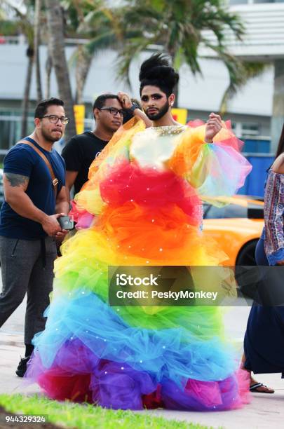 Arco Iris Vestido Miami Beach Gay Pride Parade 2018 Foto de stock y más  banco de imágenes de Desfile del orgullo gay - iStock