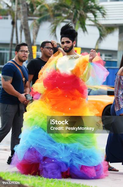 Arco Iris Vestido Miami Beach Gay Pride Parade 2018 Foto de stock y más banco de imágenes de Desfile del orgullo gay - iStock Arco Iris Vestido Miami Beach Gay Pride Parade 2018 Foto de stock y más banco de imágenes de Desfile del orgullo gay - iStock
