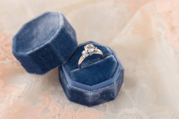 白いゴールデン ピンクのレースの背景ブルーのビンテージ ベルベット リング ボックスでダイヤモンド婚約指輪 - ring wedding gold single object ストックフォトと画像