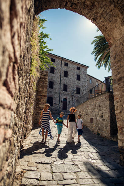 istock Family sightseeing small italian town 944337330