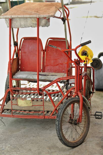 rot lackiert trisikad-dreirad im bereich city public market. sipalay negros occidental-philippines.0405 - satteldach stock-fotos und bilder
