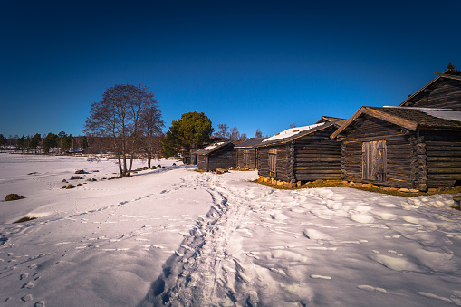 Rattvik - 30 de marzo de 2018: Casas de madera por el congelado lago Siljan en Rattvik, Dalarna, Suecia photo