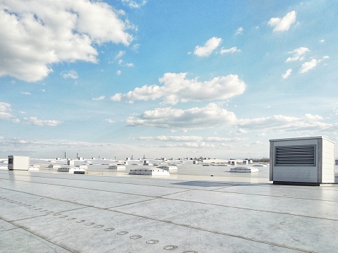 Sistemas de ventilación en el techo del edificio, tecnología photo