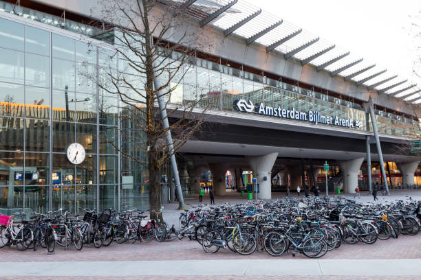 treinstation amsterdam bijlmer arena - bijlmer stockfoto's en -beelden