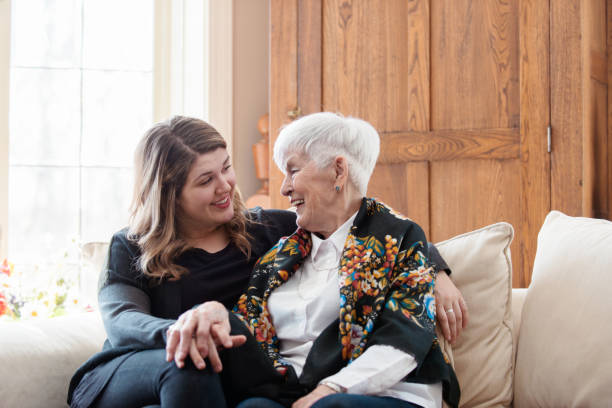 senior mujer celebra día de la madre con su familia - 80 89 años fotografías e imágenes de stock