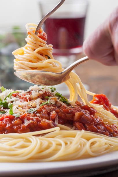 spaghetti z sosem pomidorowym na talerzu - food and drink grated food dairy product zdjęcia i obrazy z banku zdjęć