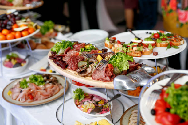 un montón de aperitivos en catering para eventos - food service occupation fotografías e imágenes de stock