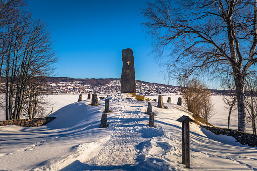 Rattvik - 30 de marzo de 2018: Piedra rúnica conmemorativa rey Gustav Vasa en Rattvik, Dalarna, Suecia photo
