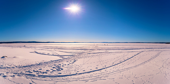 Rattvik - 30 de marzo de 2018: El lago Siljan congelados por la ciudad de Rattvik, Dalarna, Suecia photo