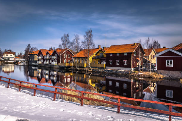 falun - march 30, 2018: the picturesque wooden houses in the center of the town of falun in dalarna, sweden - falun imagens e fotografias de stock