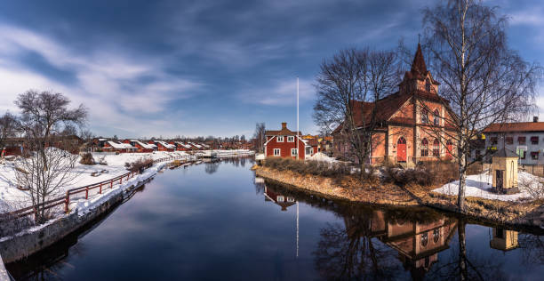 falun - march 30, 2018: the picturesque wooden houses in the center of the town of falun in dalarna, sweden - falun imagens e fotografias de stock