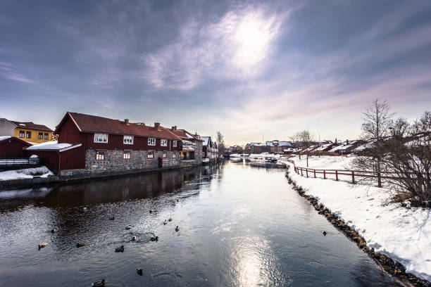 falun - 30. märz 2018: die malerischen holzhäusern im zentrum der stadt falun in dalarna, schweden - falun stock-fotos und bilder