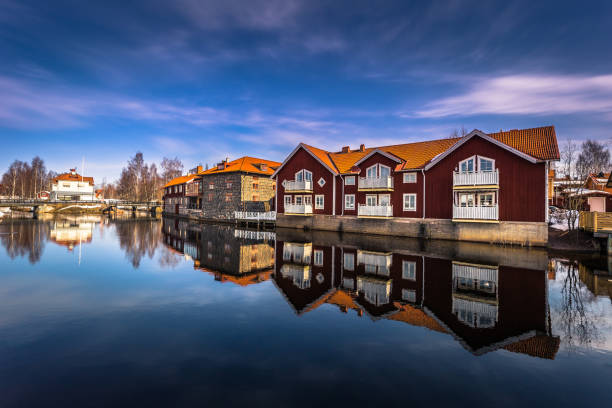 falun - 30. märz 2018: die malerischen holzhäusern im zentrum der stadt falun in dalarna, schweden - falun stock-fotos und bilder