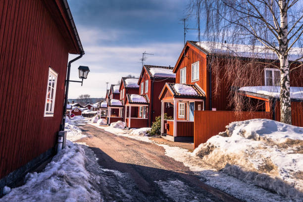 falun - march 30, 2018: traditional red wooden houses in the center of the town of falun in dalarna, sweden - falun imagens e fotografias de stock