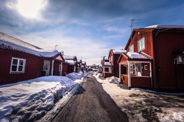 falun - march 30, 2018: traditional red wooden houses in the center of the town of falun in dalarna, sweden - falun imagens e fotografias de stock