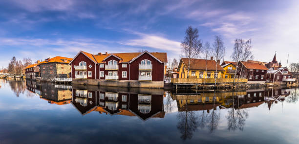 falun - 30 marca 2018: malownicze drewniane domy w centrum miasta falun w dalarnie, szwecja - falun zdjęcia i obrazy z banku zdjęć