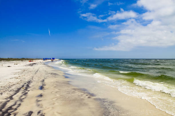 plage vierge du mississippi de l’ouest de l’île navire - région de la côte du golfe photos et images de collection