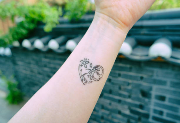 mini henné a forma di cuore - arm tattoo foto e immagini stock