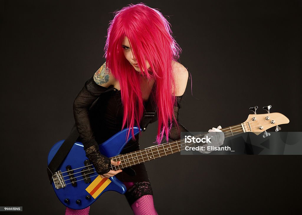 Atraente Rapariga com guitarra baixo punk - Royalty-free Azul Foto de stock