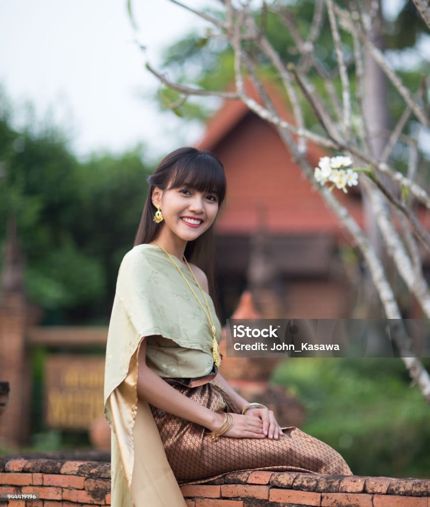 Cô Gái Trẻ Xinh Đẹp Thái Lan Với Trang Phục Phong Cách Thái Lan ...