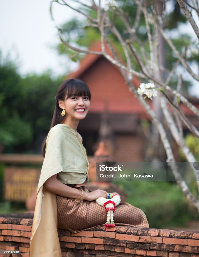 Cô Gái Trẻ Xinh Đẹp Thái Lan Với Trang Phục Phong Cách Thái Lan Ayutthaya Thái  Lan Hình Ảnh Sẵn Có - Tải Xuống Hình Ảnh Ngay Bây Giờ - Istock