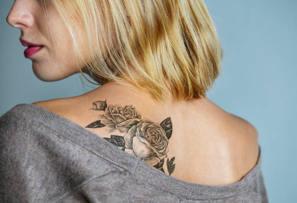 nuevo tatuaje de una mujer - tattoo women back rear view fotografías e imágenes de stock