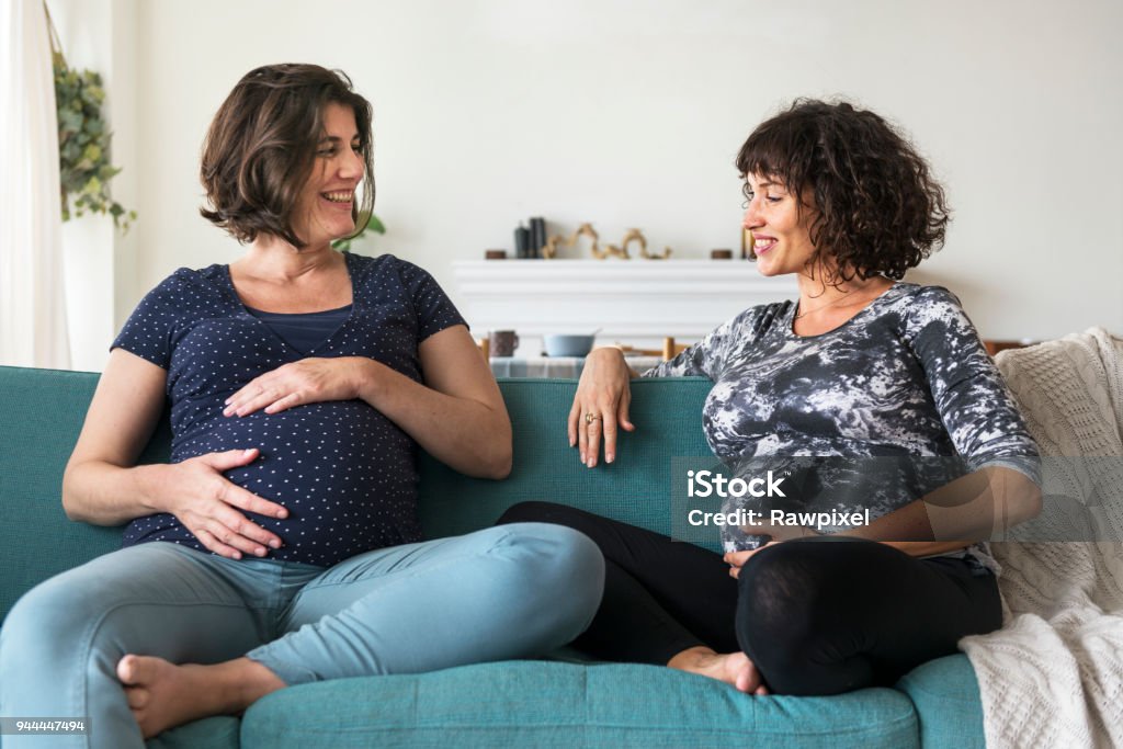 Schwanger-Selbsthilfegruppe treffen sich in einem Haus - Lizenzfrei Gruppentherapie Stock-Foto