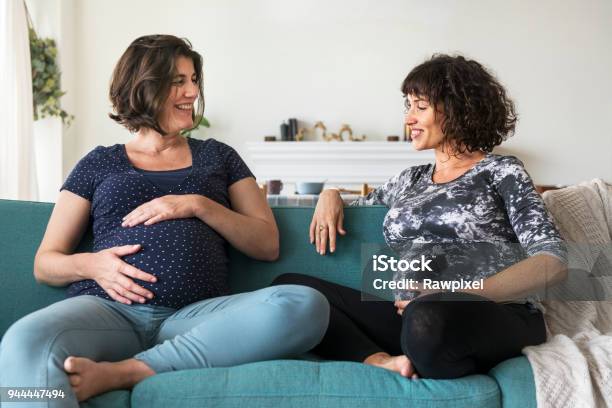 Schwangerselbsthilfegruppe Treffen Sich In Einem Haus Stockfoto und mehr Bilder von Gruppentherapie