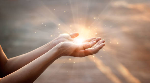 여자 손 일몰 배경에 하나님 으로부터 축복을 위한 기도 - god sunbeam sunset religion 뉴스 사진 이미지