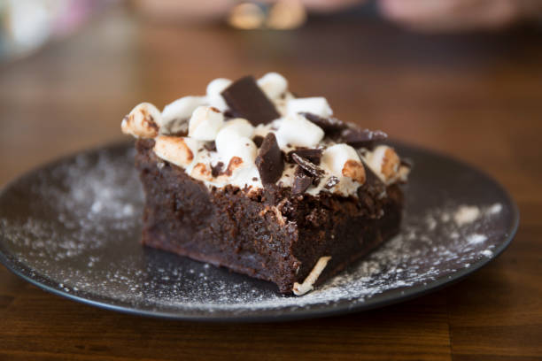 rocky-road-brownie - bakery food defocused table stock-fotos und bilder