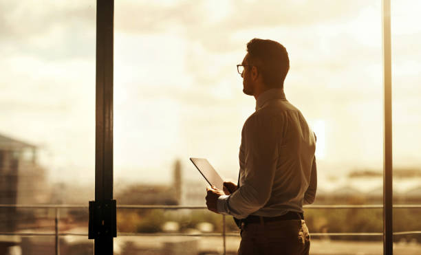 quelque chose de grand est sur l’horizon - rear view businessman thinking men photos et images de collection