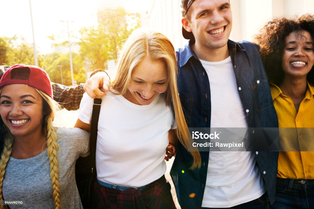 Sourire bras heureux jeunes adultes amis épaule marchant en plein air - Photo de Génération Z libre de droits