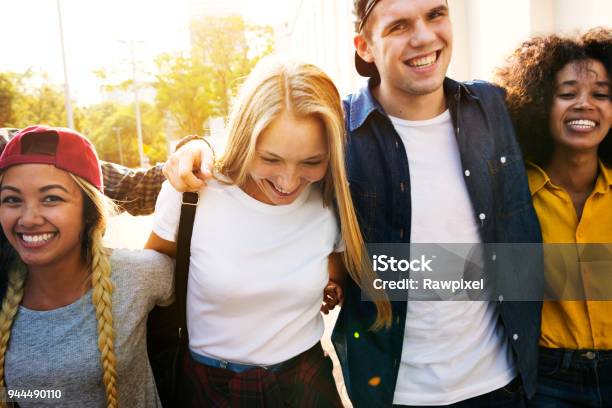 Photo libre de droit de Sourire Bras Heureux Jeunes Adultes Amis Épaule Marchant En Plein Air banque d'images et plus d'images libres de droit de Génération Z