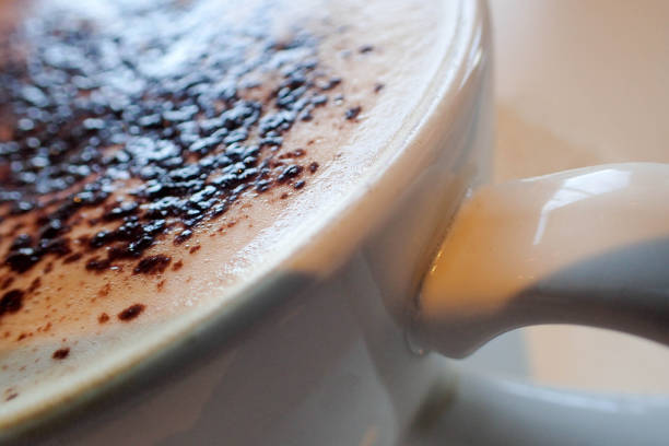 cerca de una taza de capuchino - latté cafe macchiato cappuccino cocoa fotografías e imágenes de stock