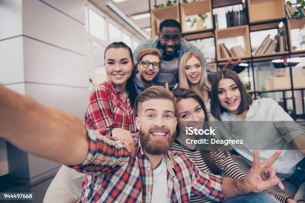 Felizes Alegres Jóvenes Haciendo Selfie En Campus Foto de stock y más banco de imágenes de Amistad - Amistad, Estudiante de universidad, Grupo de personas