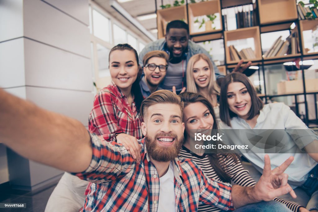Giovani studenti allegri felici che fanno selfie nel campus - Foto stock royalty-free di Amicizia
