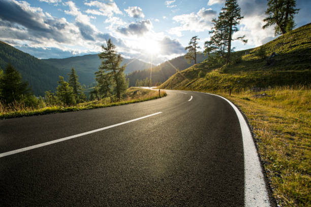 carretera asfaltada en austria, alpes, en un día de verano - panoramic summer tree europe fotografías e imágenes de stock