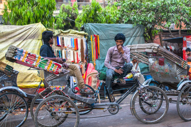 インドの三輪自転車路上乗客を待っています。 - autorick ストックフォトと画像