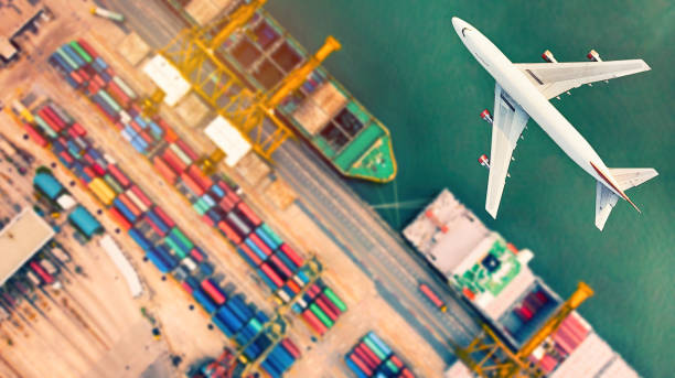 Top view of container ship and aircraft in export and import business and logistics. Shipping cargo to harbor by crane. Aerial view Container Cargo ship and Cargo plane with working crane bridge in shipyard. Logistics business concept. vista superior de la nave de envase y aeronaves en exportación e importación comercial y logística. envío de carga a puerto con una grúa. buque de carga de contenedor de vista aérea y plano de carga con el trabajo de la grúa puente en astillero. logística