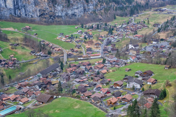 panoramic view of grindelwald beautiful village in mountain scenery, switzerland - interlaken railroad station train rural scene imagens e fotografias de stock