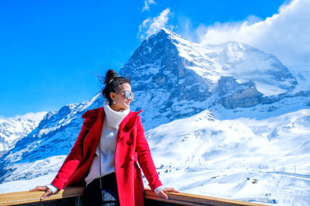 joven mujer turistas ver hermosa viewpoitn cerca de la estación de kleine scheidegg en luz del día ati suiza - jungfrau train winter wengen fotografías e imágenes de stock