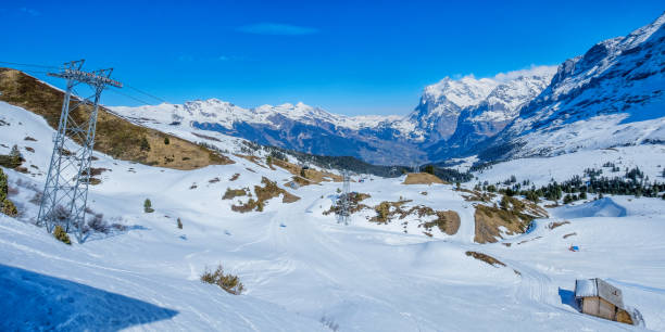 panoramablick vom kleinen scheidegg entfernt, entlang der bahn von interlaken zum jungfraujoch im tageslicht in der schweiz - jungfrau train winter wengen stock-fotos und bilder