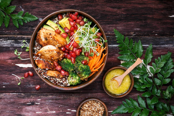 bouddha bol au quinoa, poulet, avocat, carotte, brocoli versez l'été. - bowl photos et images de collection