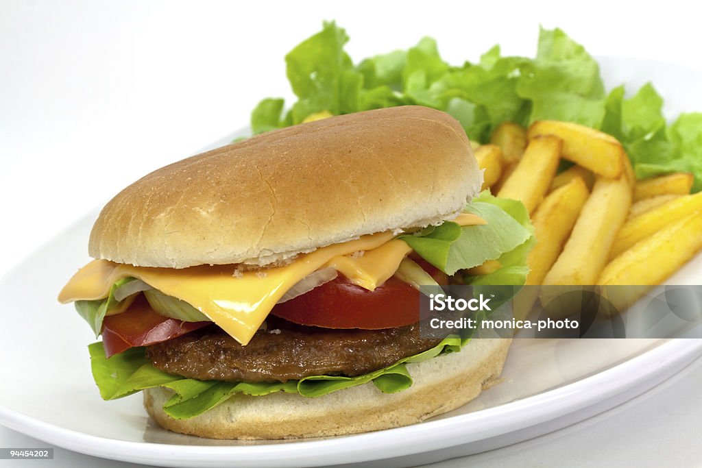 Гамбургер с салатом, чеддера, помидором, картофель фри - Стоковые фото Без людей роялти-фри
