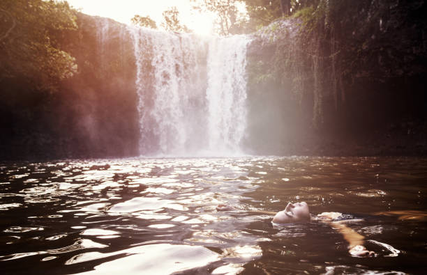 그냥 게 멀어지 문제 - rainforest australia river waterfall 뉴스 사진 이미지